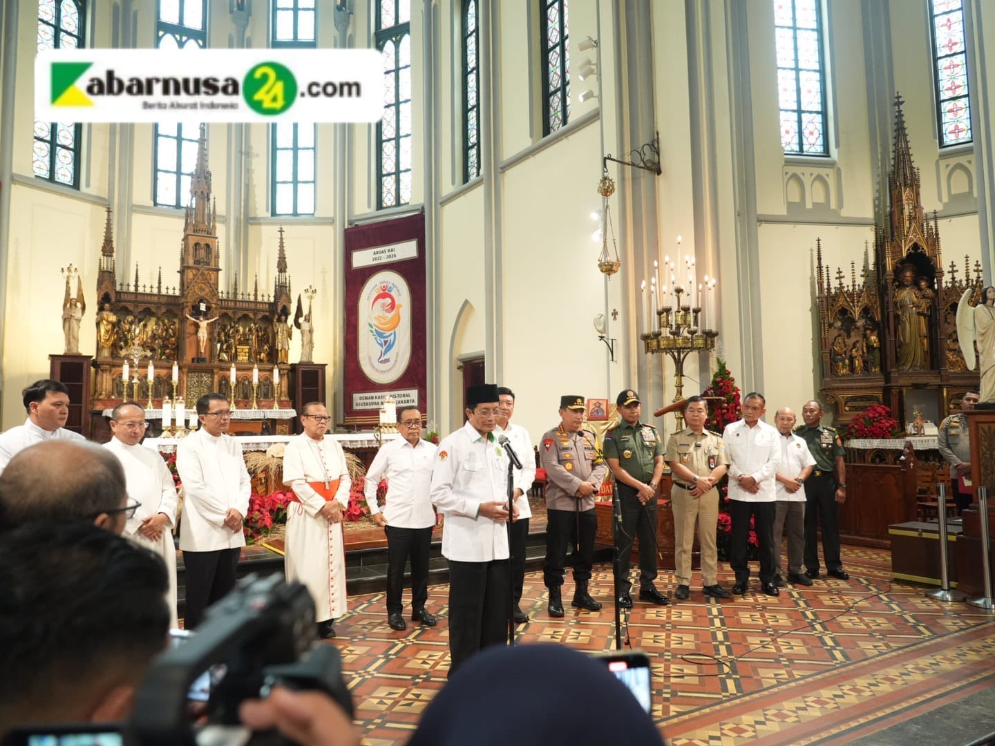 Sapa Umat Kristiani di Gereja, Menag: Natal Menambah Rasa Sayang dan Cinta Damai