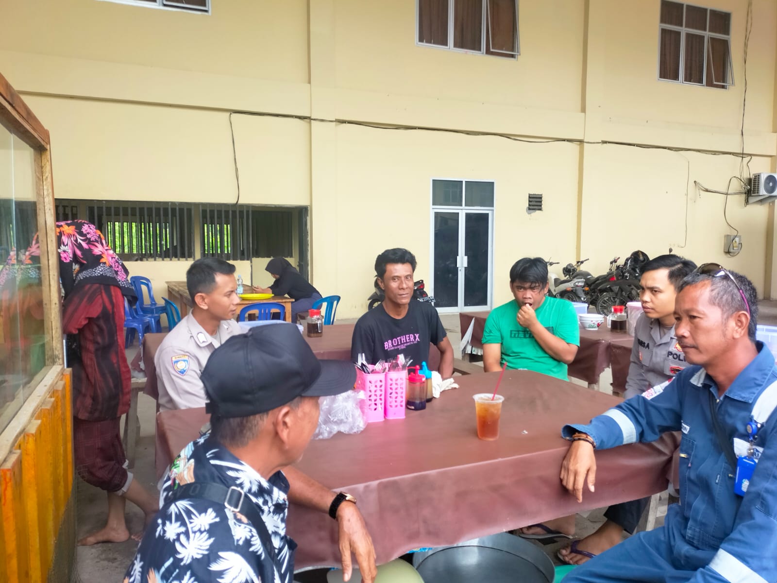 Polres PALI, AKP Romi F. AR, M.H., Menggelar kegiatan Jumat Curhat di Desa Betung