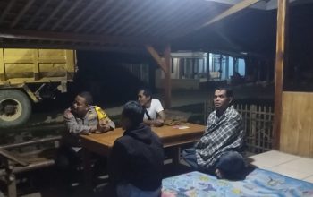 Melalui Bhabinkamtibmas Kapolsek Cibarusah Gencarkan Ronda Poskamling di Karangmulya