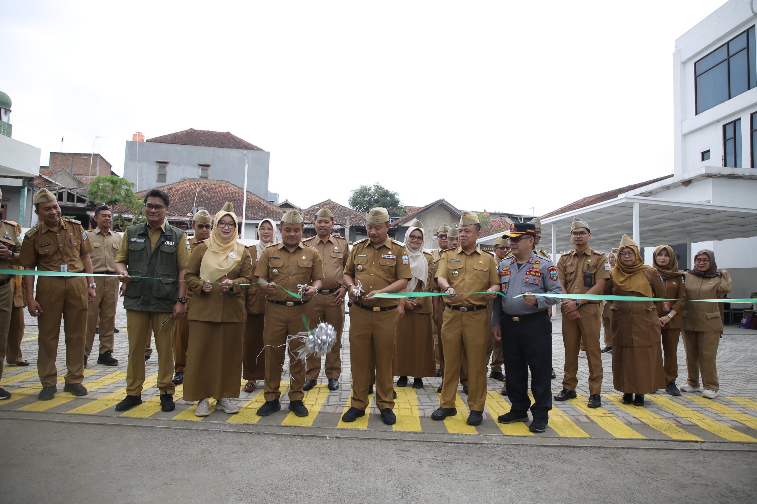 Pj Bupati Garut Resmikan Lapangan Parkir DPMPTSP Garut