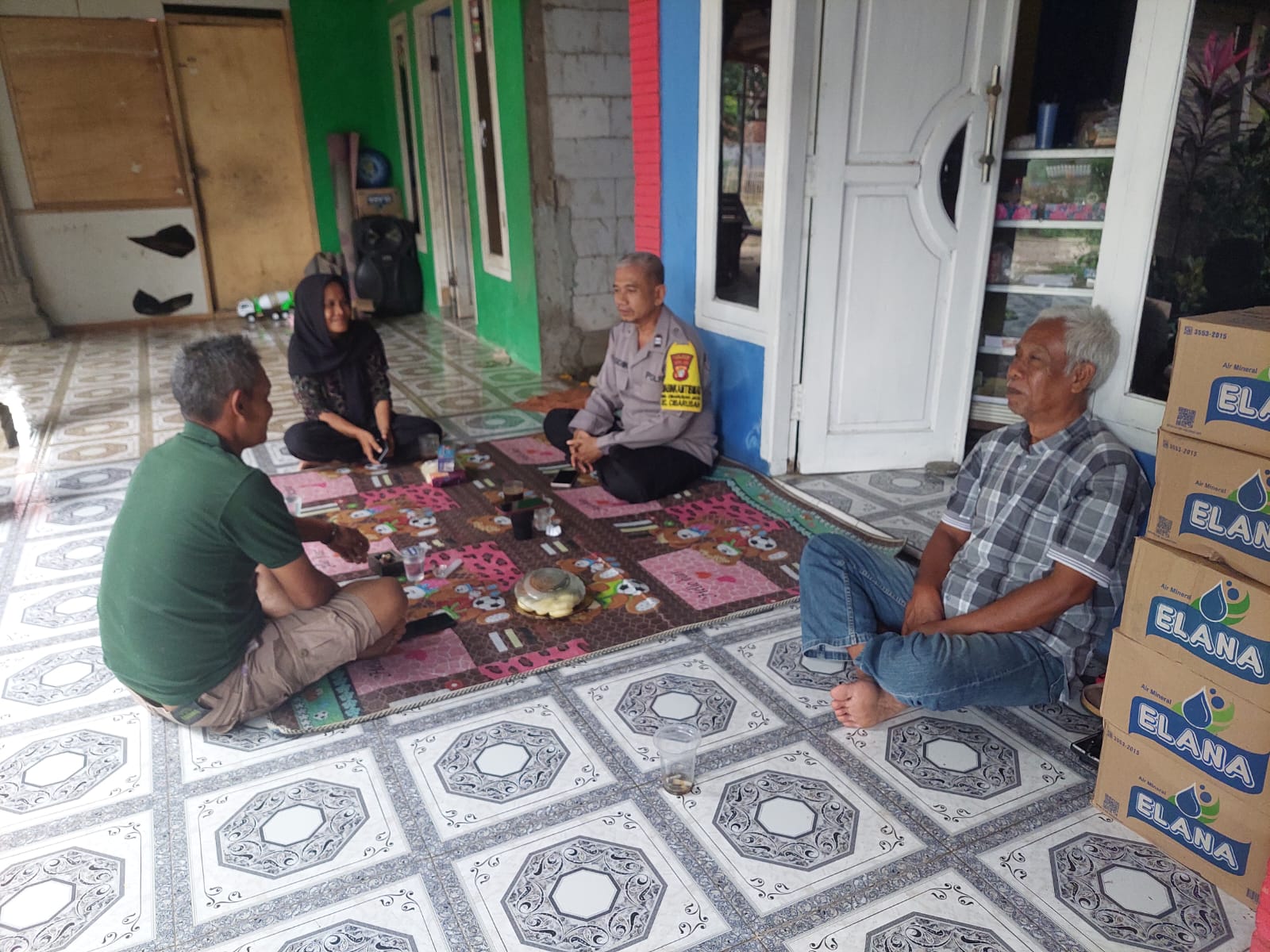 Bhabinkamtibmas Desa Cibarusah Jaya Sampaikan Pesan Kamtibmas kepada Warga Kampung Parung Banteng