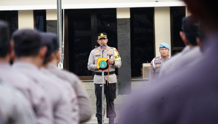 Pimpin Apel Gelar Pasukan Gabungan : Kapolres Metro Bekasi Siap Amankan Malam Pergantian Tahun Baru 2024-2025 di Kabupaten Bekasi