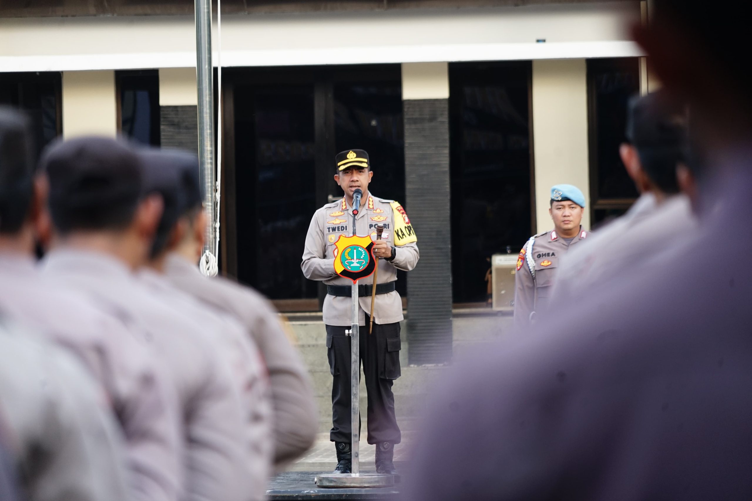 Pimpin Apel Gelar Pasukan Gabungan : Kapolres Metro Bekasi Siap Amankan Malam Pergantian Tahun Baru 2024-2025 di Kabupaten Bekasi