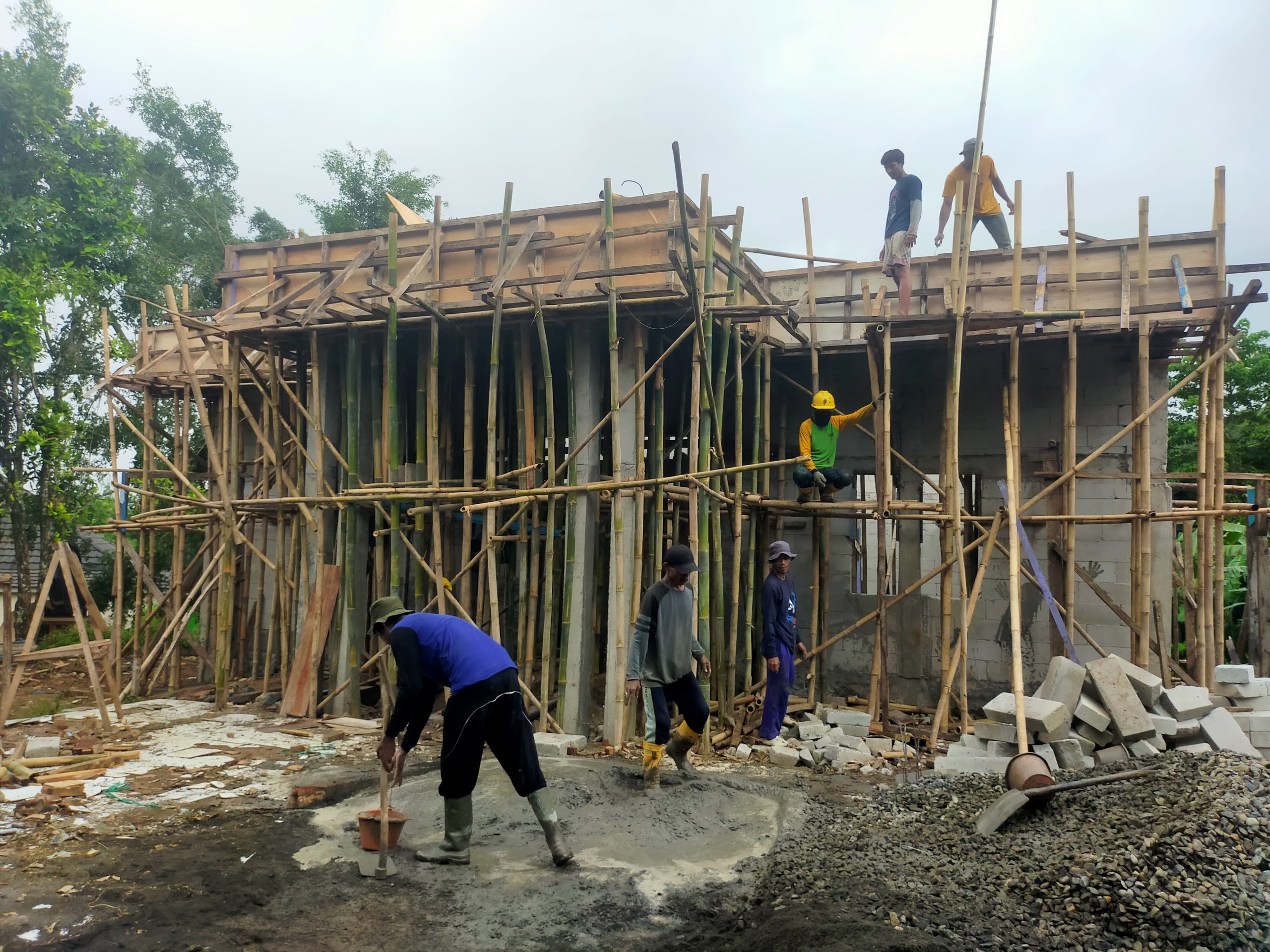 Diduga Pembangunan Gedung Desa Mekarmukti Cibalong Tanpa Papan Informasi, Tuai Pertanyaan?