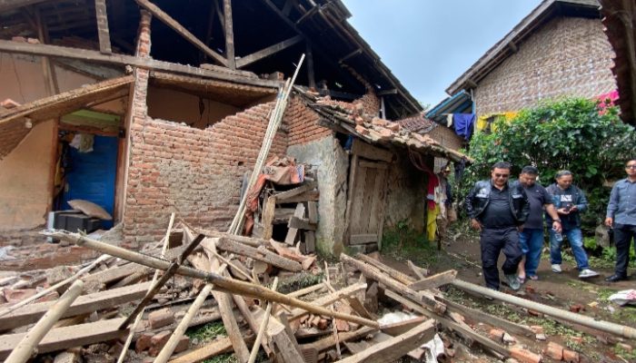 Terdampak Gempa di Sukaresmi Pastikan Penanganan Cepat PJ Bupati Garut Tinjau Lokasi