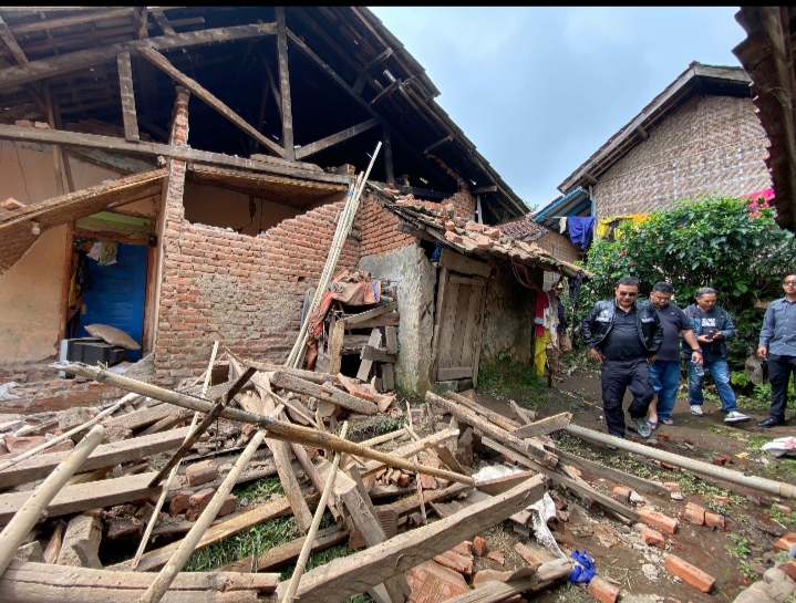 Terdampak Gempa di Sukaresmi Pastikan Penanganan Cepat PJ Bupati Garut Tinjau Lokasi