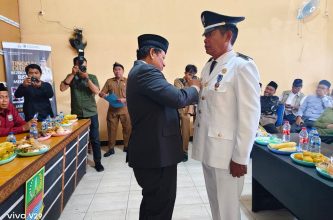 H.Agus Dahlan Camat Sukatani melantik PJ Joko Wasito sebagai Kepala Desa Banjar Sari