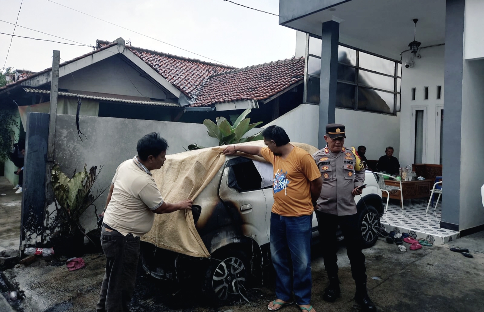 Mobil Milik Kepala Desa di Bekasi Diduga Dibakar OTK, Polisi Cek TKP