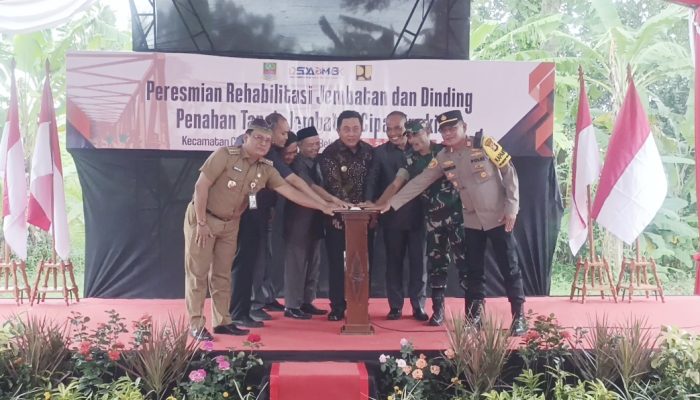 Peresmian Rehabilitasi dan Dinding Penahan Tanah Jembatan Cipamingkis Cibarusah oleh Pj Bupati Bekasi