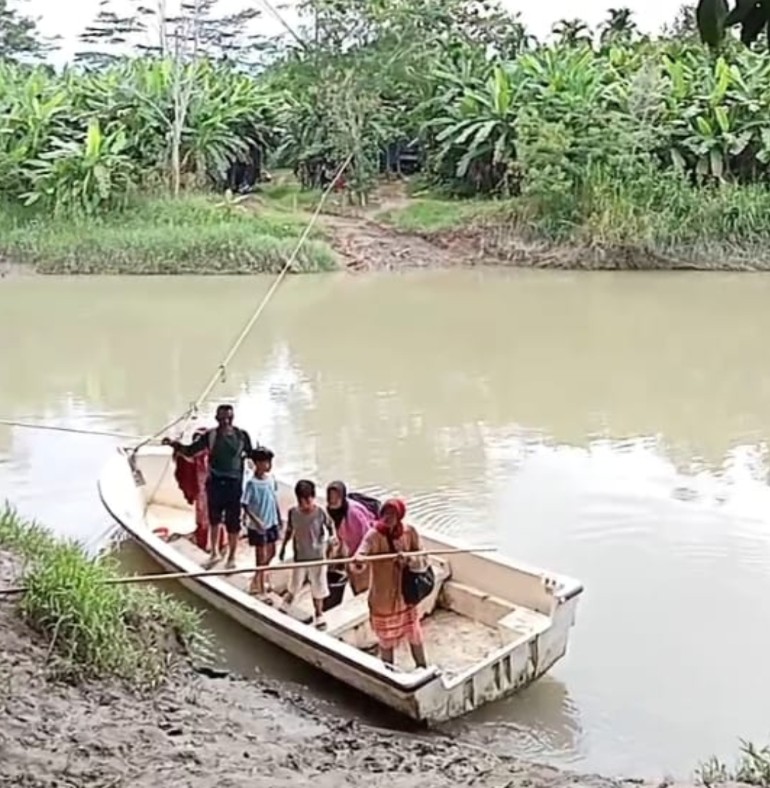 Perjuangan Siswa Dusun Biram di Aceh Utara Seberangi Sungai Demi Menutup Ilmu