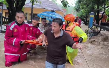 Banjir Bandang Terjang Sukabumi, Polri Evakuasi Ibu dan Bayi dari Gang Sempit