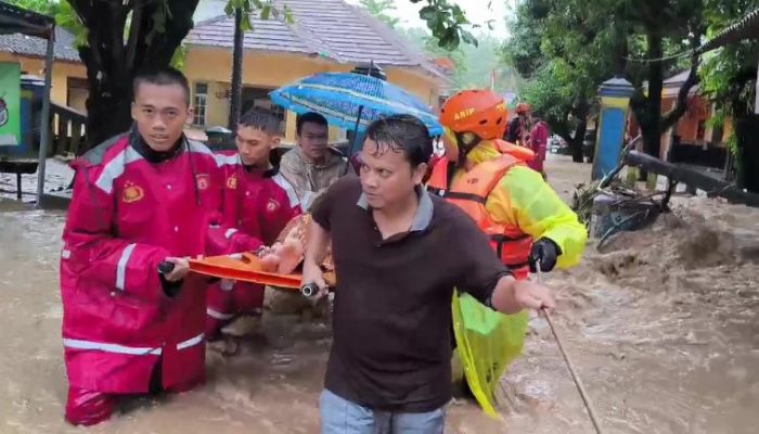 Banjir Bandang Terjang Sukabumi, Polri Evakuasi Ibu dan Bayi dari Gang Sempit