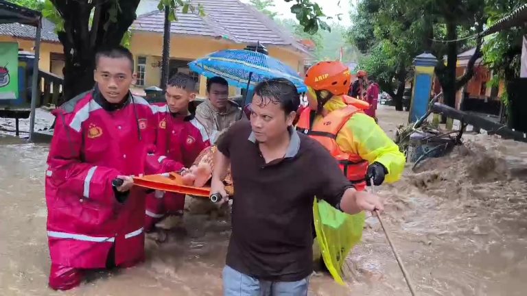 Banjir Bandang Terjang Sukabumi, Polri Evakuasi Ibu dan Bayi dari Gang Sempit