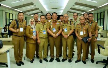 Pj , Bupati Lampung Utara Drs, H. Aswarodi, M.Si., Tunjuk-jari Komitmen  zpada Evaluasi Kinerja Triwulan  III di Kemendagri