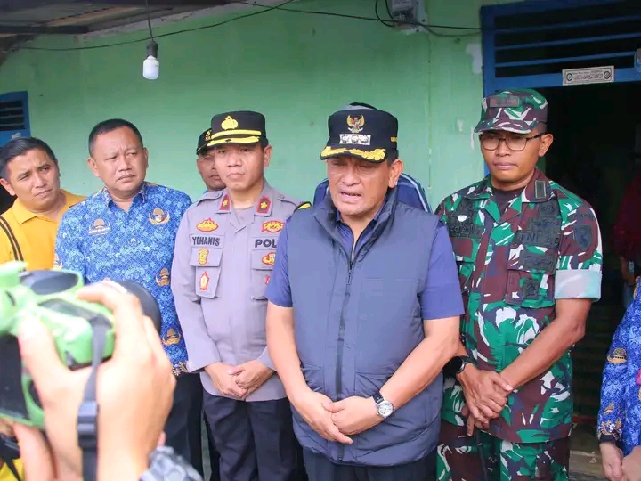 Pj,Lampung Utara Bersama Forkompimda Tinjau kondisi Pak Sunar,Warga Lumpuh di Desa Abung Jayo