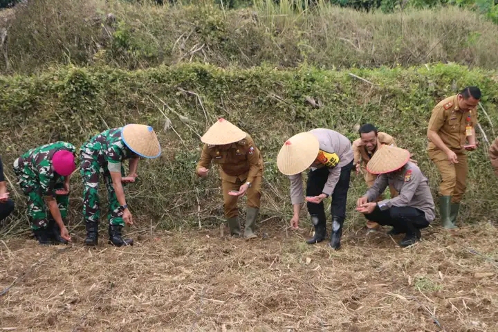 Penanaman Jagung Serentak 1 Juta Hektar di Desa Subik, Lampung Utara