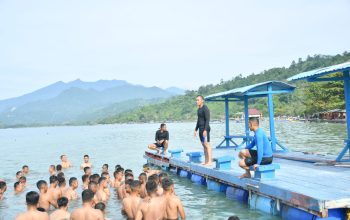 Tingkatkan Kemampuan  Fisik Prajurit Batalyon Infanteri  7 Marinir  Melaksanakan Renang