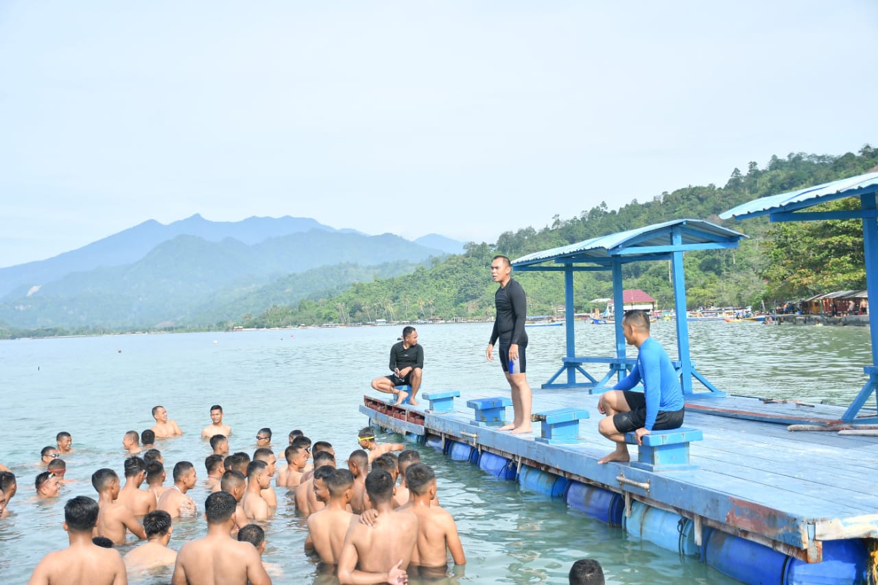 Tingkatkan Kemampuan Fisik Prajurit Batalyon Infanteri 7 Marinir Melaksanakan Renang