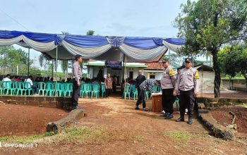 Personel Polsek Sungkai Selatan  Jamin Keamanan Warga  Yang  Beribadah di  Gereja  GKSBS