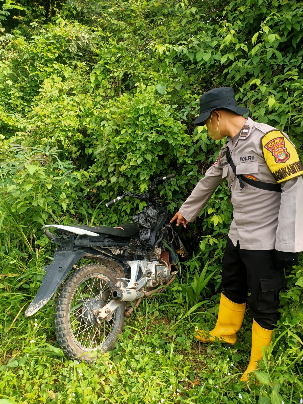 Polisi Kembalikan Motor Yang Ditemukan di Semak Belukar Desa Negara Tulang Bawang Bunga Mayang Lampung Utara