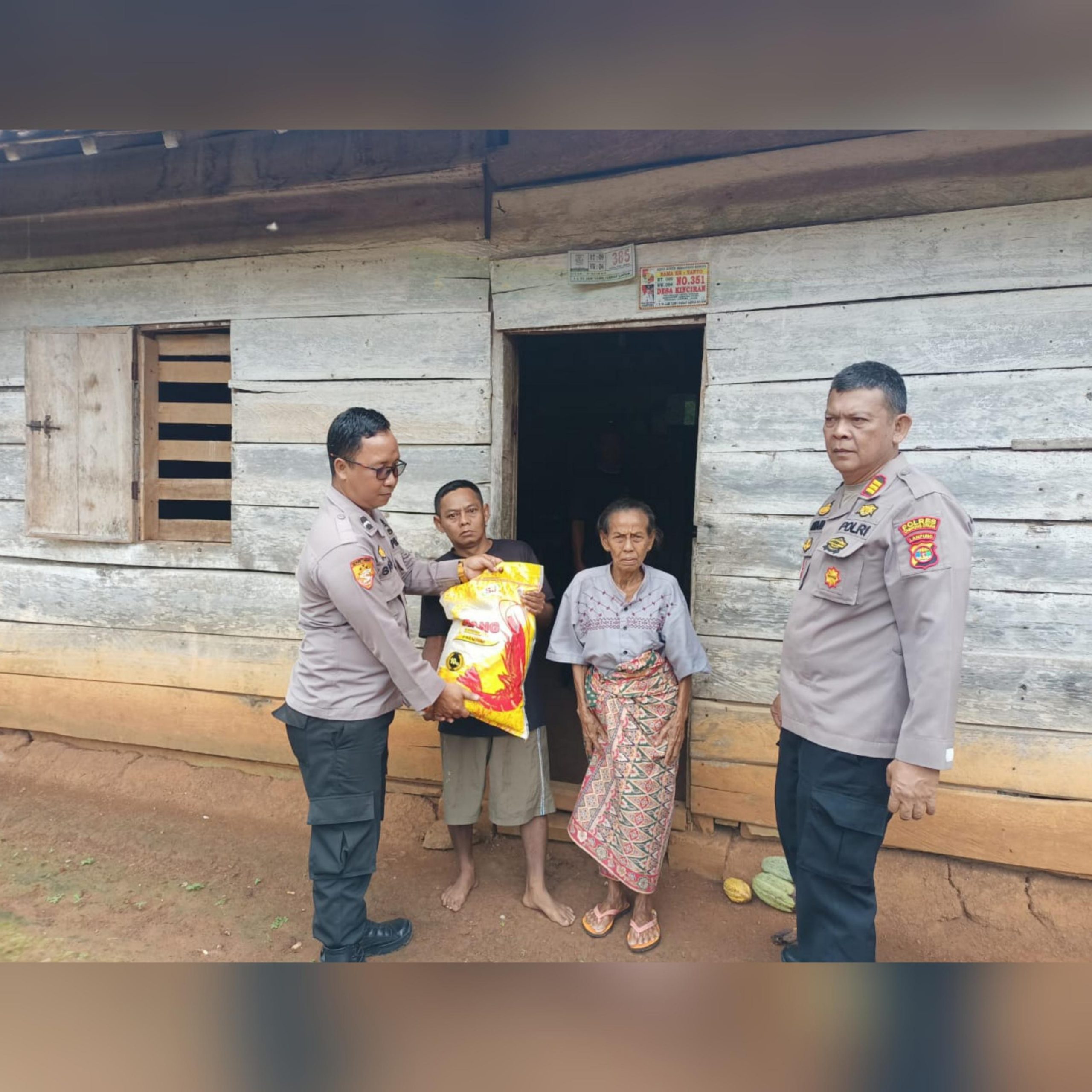 Polres Lampung Utara Berikan Bantuan Beras Kepada Masyarakat di Kecamatan Abung Tengah