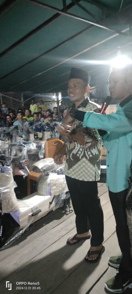 Rayakan Pergantian Tahun Baru 2025 Anggota DPRD PALI Dapil 5 Afias, A.Pr, SH. Mengadakan Pengundian Doorprize Barhadiah