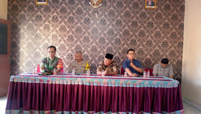 Rapat Minggon Desa Sirnajati Dihadiri Polsek Cibarusah dan Sampaikan Pesan Kamtibmas