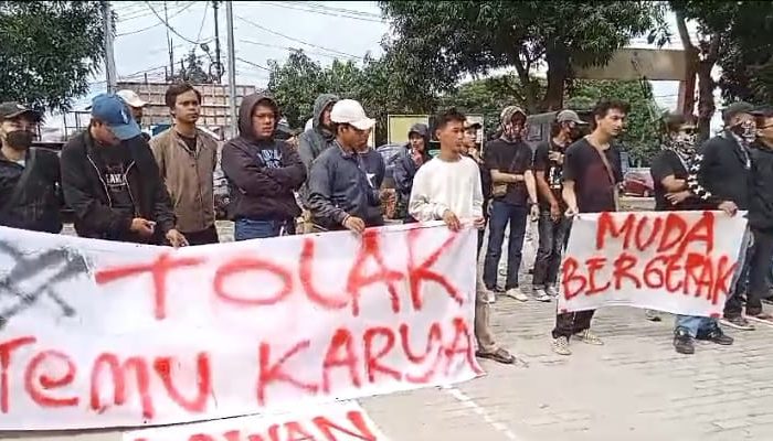 Puluhan Pemuda Cibarusah Lakukan Aksi Tolak Hasil Temu Karya Karang Taruna Kecamatan Cibarusah