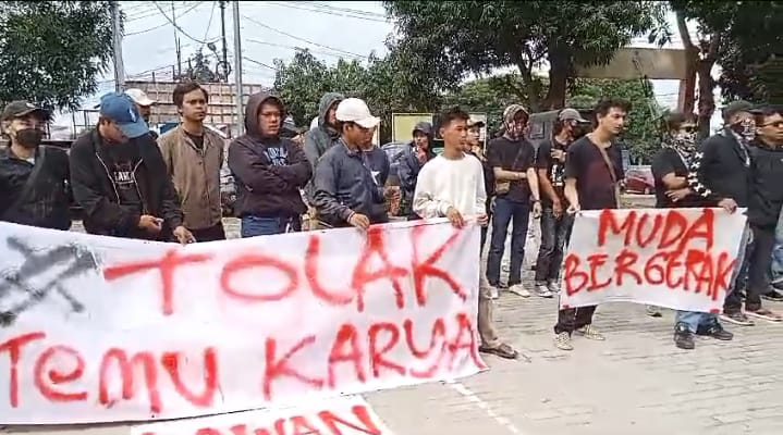 Puluhan Pemuda Cibarusah Lakukan Aksi Tolak Hasil Temu Karya Karang Taruna Kecamatan Cibarusah