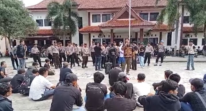 Puluhan Pemuda Cibarusah Lakukan Aksi Tolak Hasil Temu Karya Karang Taruna Kecamatan Cibarusah