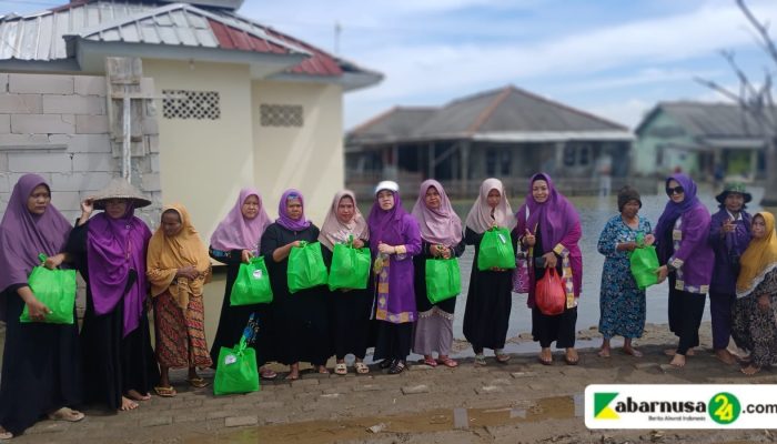 Alisa Khadijah ICMI Kabupaten Bekasi Berbagi Kepada Masyarakat Muaragembong Dalam Liburan Tahun Baru 2025