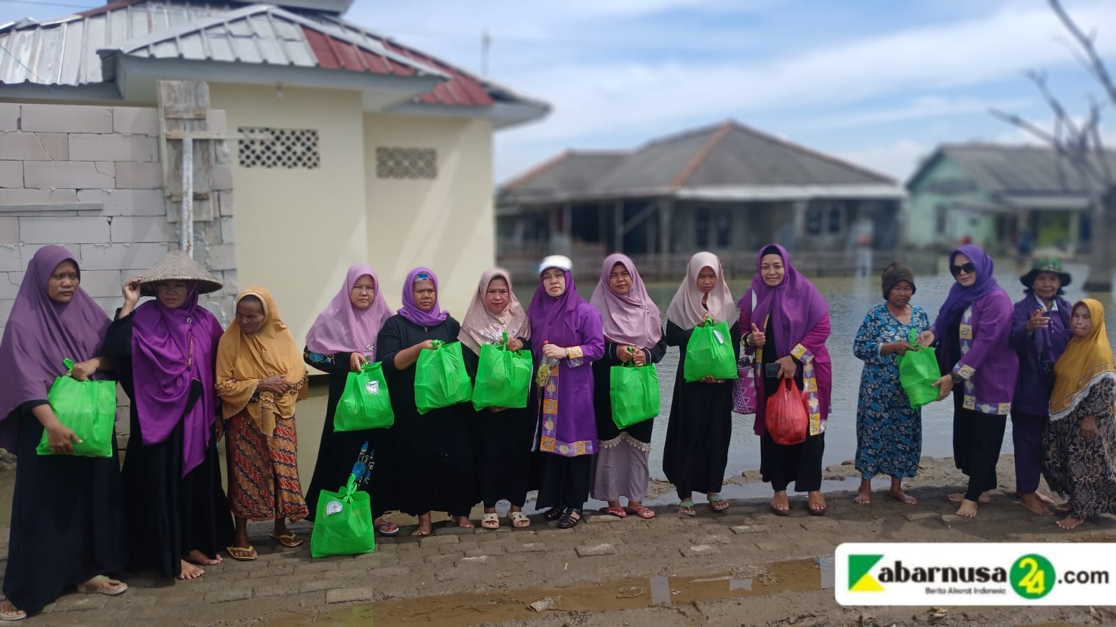 Alisa Khadijah ICMI Kabupaten Bekasi Berbagi Kepada Masyarakat Muaragembong Dalam Liburan Tahun Baru 2025