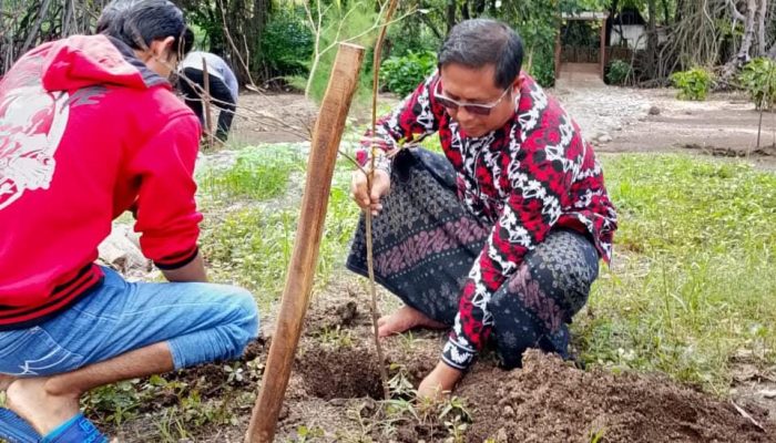 Untuk Sedekah Oksigen, Pengelola Wisata Beach Forest Lakukan Reboisasi Pengkayaan Tanaman