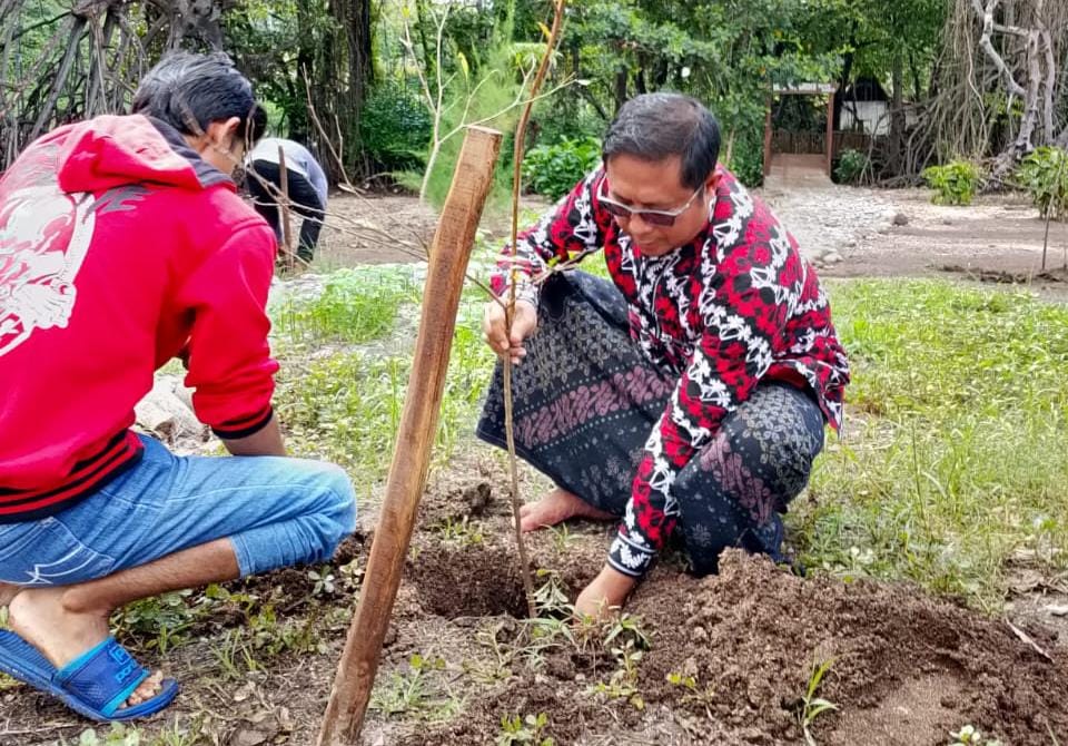 Untuk Sedekah Oksigen, Pengelola Wisata Beach Forest Lakukan Reboisasi Pengkayaan Tanaman