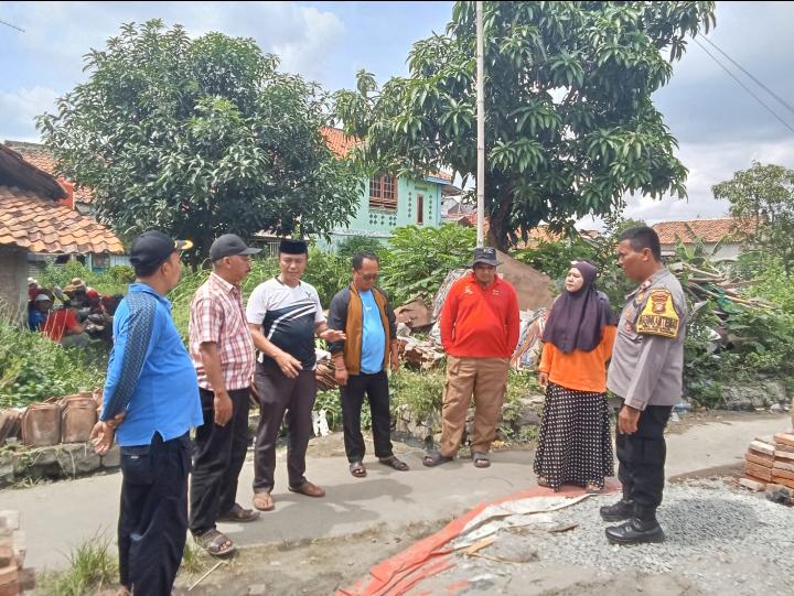 Pj Bupati Bekasi Dedy Supriyadi Berikan Bantuan Langsung Perbaikan Rumah Bintar Penderita Lumpuh