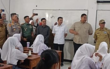 “Pj Walikota Cimahi Dampingi Menpora Ri Tinjau Langsung Tempat Distribusi MBG Di Yayasan Arara Visi Hijau”