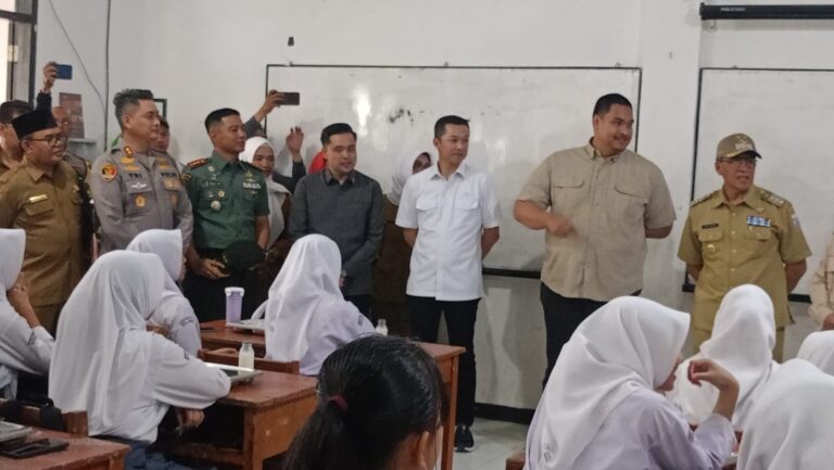 "Pj Walikota Cimahi Dampingi Menpora Ri Tinjau Langsung Tempat Distribusi MBG Di Yayasan Arara Visi Hijau"