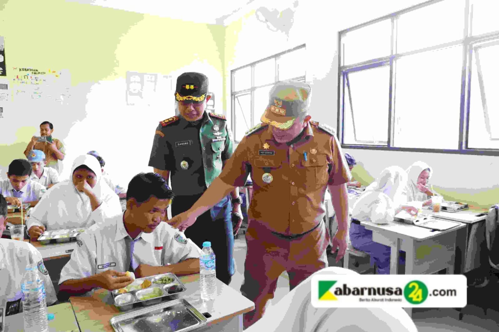 Program Makan Bergizi Gratis, PJ Bupati Bekasi Tinjau Langsung Pelaksanaan Uji Coba MBG