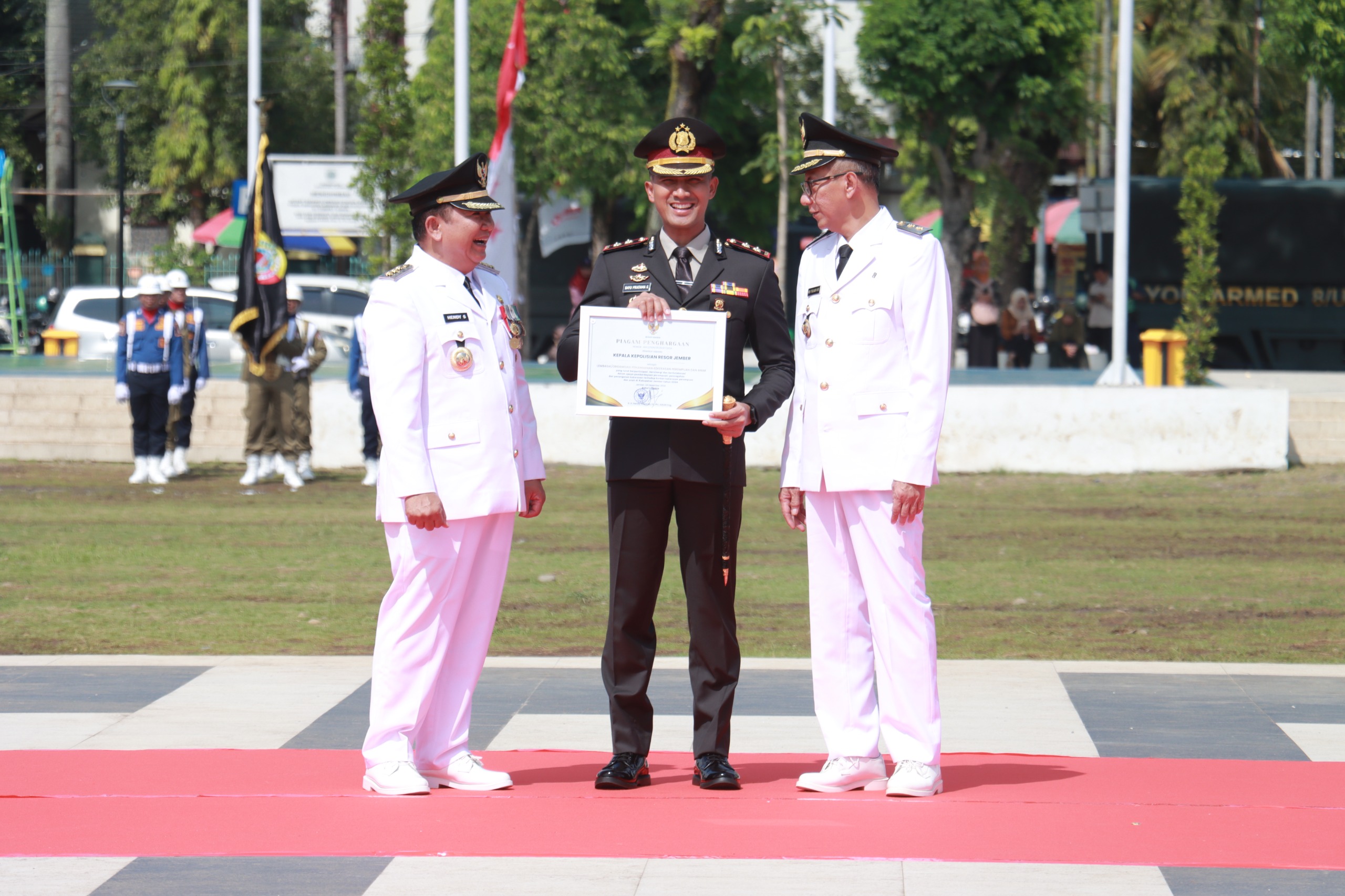 Kapolres Jember Terima Dua Penghargaan dalam Upacara Hari Jadi Kabupaten Jember ke-96