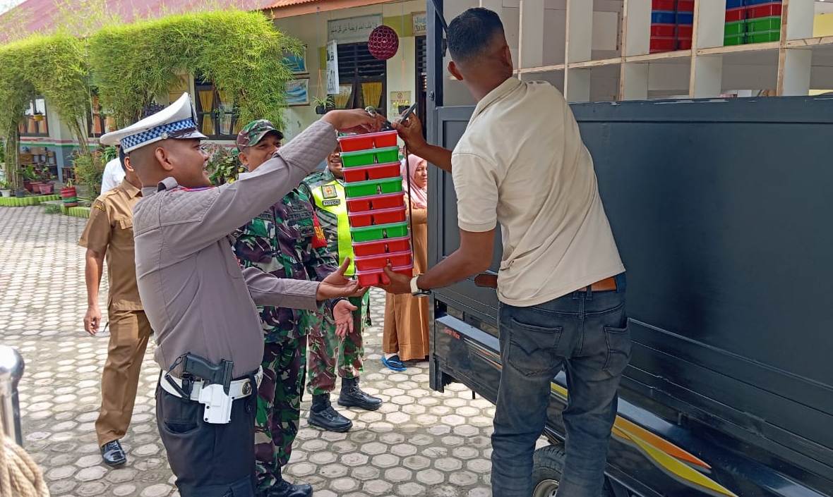 Polres Aceh Timur Melalui Satlantas Kawal Distribusi Makanan Bergizi Gratis Di Peureulak