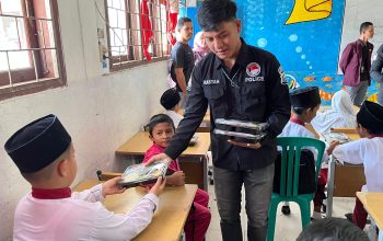 Polres PALI Melalui Satuan Reserse Narkoba Mengadakan kegiatan Pembagian Makanan Bergizi Gratis kepada Siswa-Siswi SD Negeri 6 Talang Ubi