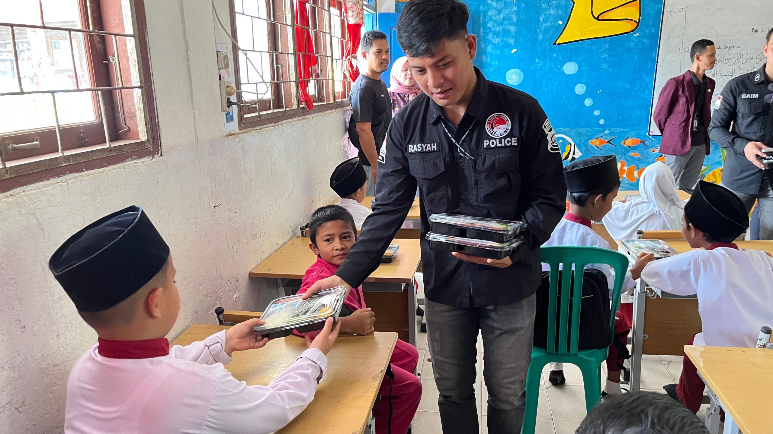 Polres PALI Melalui Satuan Reserse Narkoba Mengadakan kegiatan Pembagian Makanan Bergizi Gratis kepada Siswa-Siswi SD Negeri 6 Talang Ubi