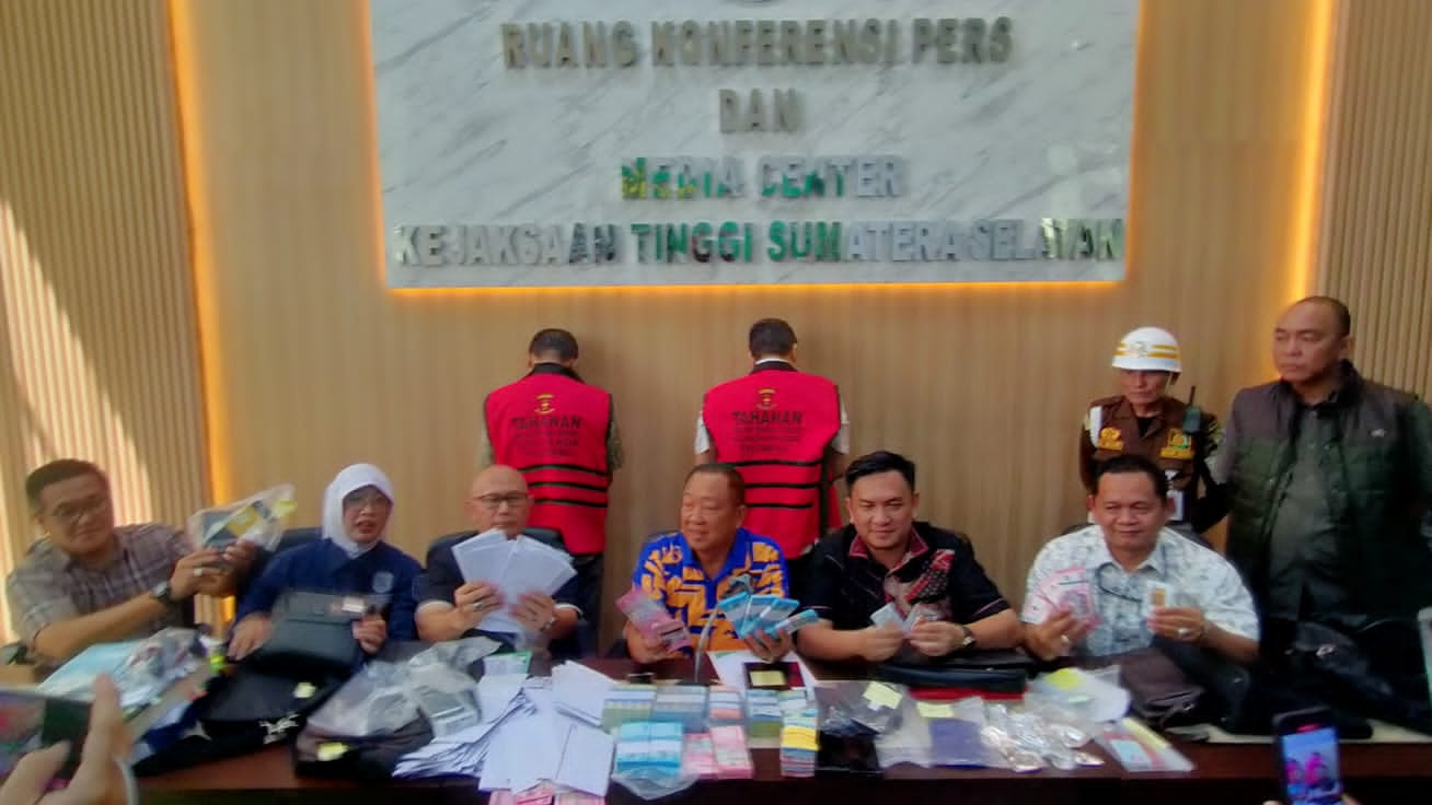 Kejari Palembang Tetapkan Deliar Marzoeki dan AL Stafnya Sebagai Tersangka OTT di Disnakertrans Provinsi Sumsel