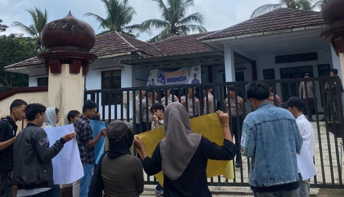 Dianggap Cacat Secara Administrasi dan Koordinasi, Puluhan Mahasiswa Gerudug Diskoperindag Pandeglang