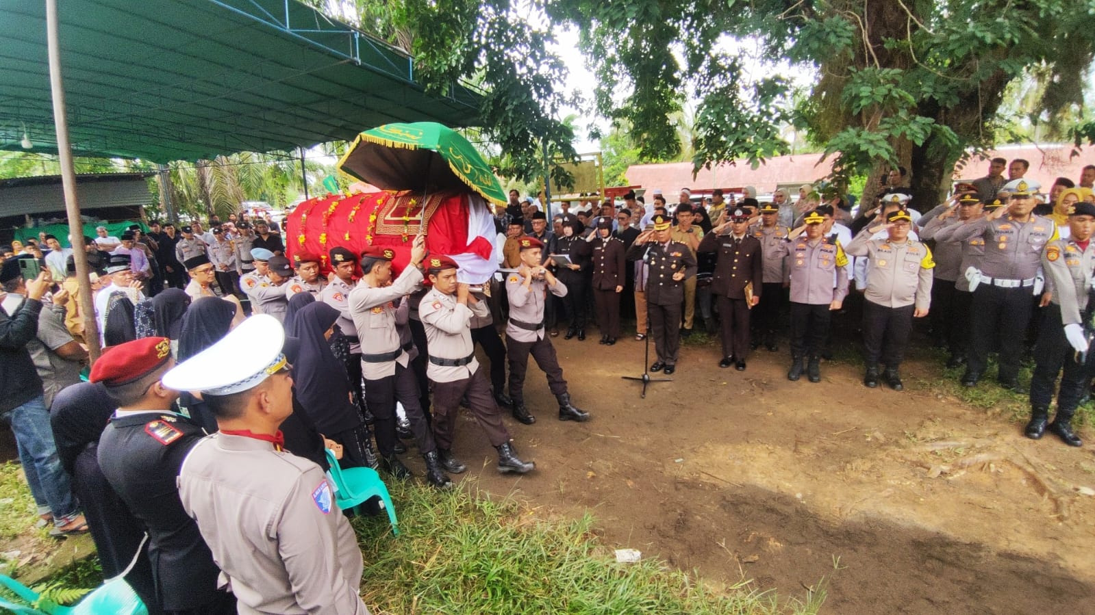 Suasana Haru Menyelimuti Rangkaian Upacara Penghormatan dan Pemakaman AIPTU Amirul Ahkam