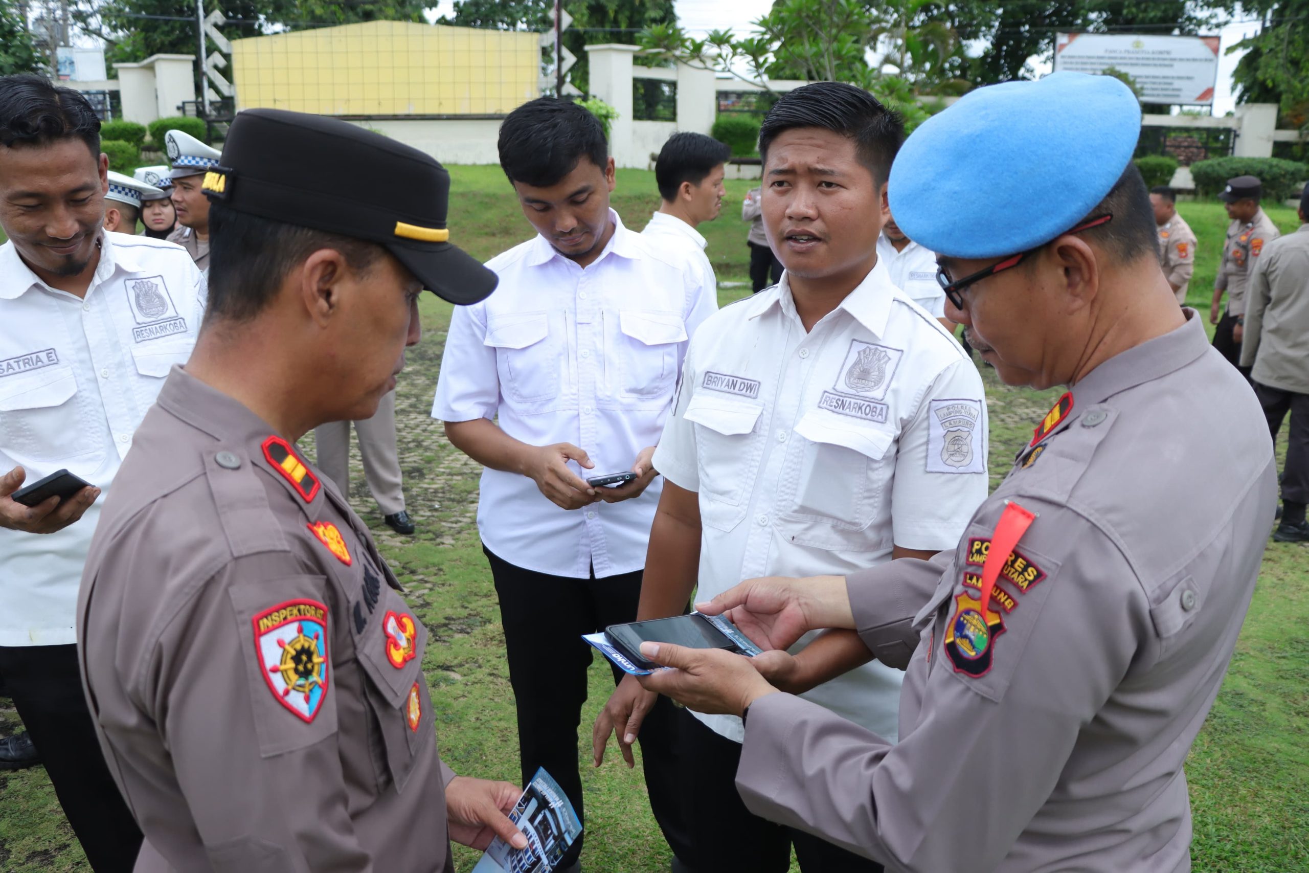 Antisipasi Terjadinya Pelanggaran,Propam Polres lampung utara Periksa Handphone Anggota