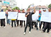Puluhan Massa LPKN Unjukrasa Ke Polda Sumsel Minta Usut Dugaan Korupsi Dana BOS dan PSB di SMKN 3 OKU