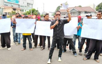 Puluhan Massa LPKN Unjukrasa Ke Polda Sumsel Minta Usut Dugaan Korupsi Dana BOS dan PSB di SMKN 3 OKU