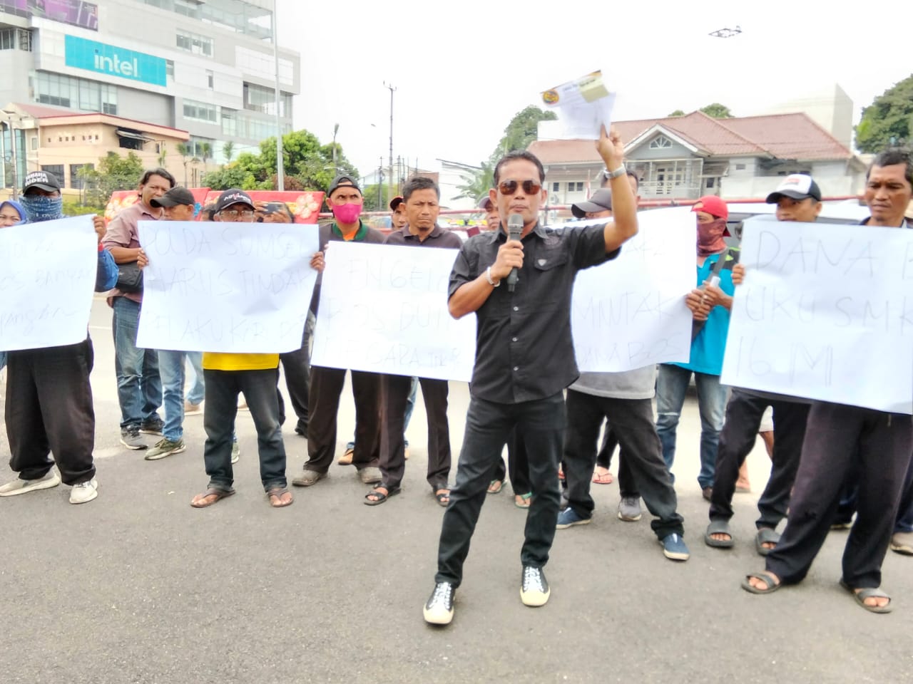 Puluhan Massa LPKN Unjukrasa Ke Polda Sumsel Minta Usut Dugaan Korupsi Dana BOS dan PSB di SMKN 3 OKU