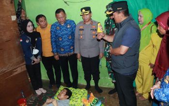 Kapolres Diwakili Wakapolres Lampung Utara  Kompol Yohanis, S.H,. M,H Bersama Forkompimda Lampura  Sambangi  Warga Lumpuh di Desa Abung Jayo